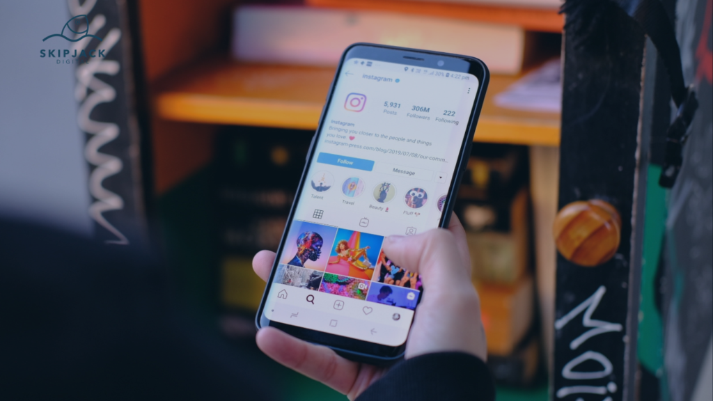 Untitled design 2 1024x576 Seseorang menggunakan Instagram melalui smartphone untuk melihat konten visual dan profil media sosial