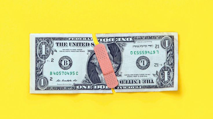 Ilustrasi selembar uang dolar yang robek dan direkatkan menggunakan plester di atas latar kuning.