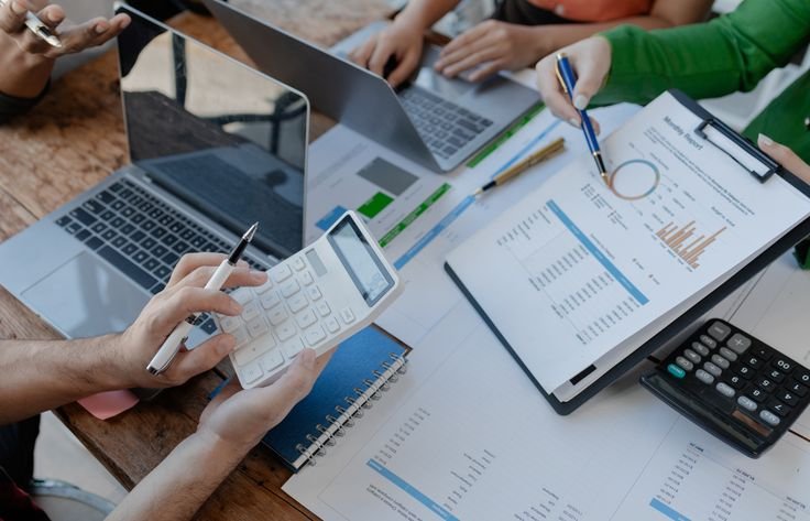 Accounting for SaaS The Ultimate Guide Tim marketer sedang menganalisa metriks dari laporan bulanan budget ads