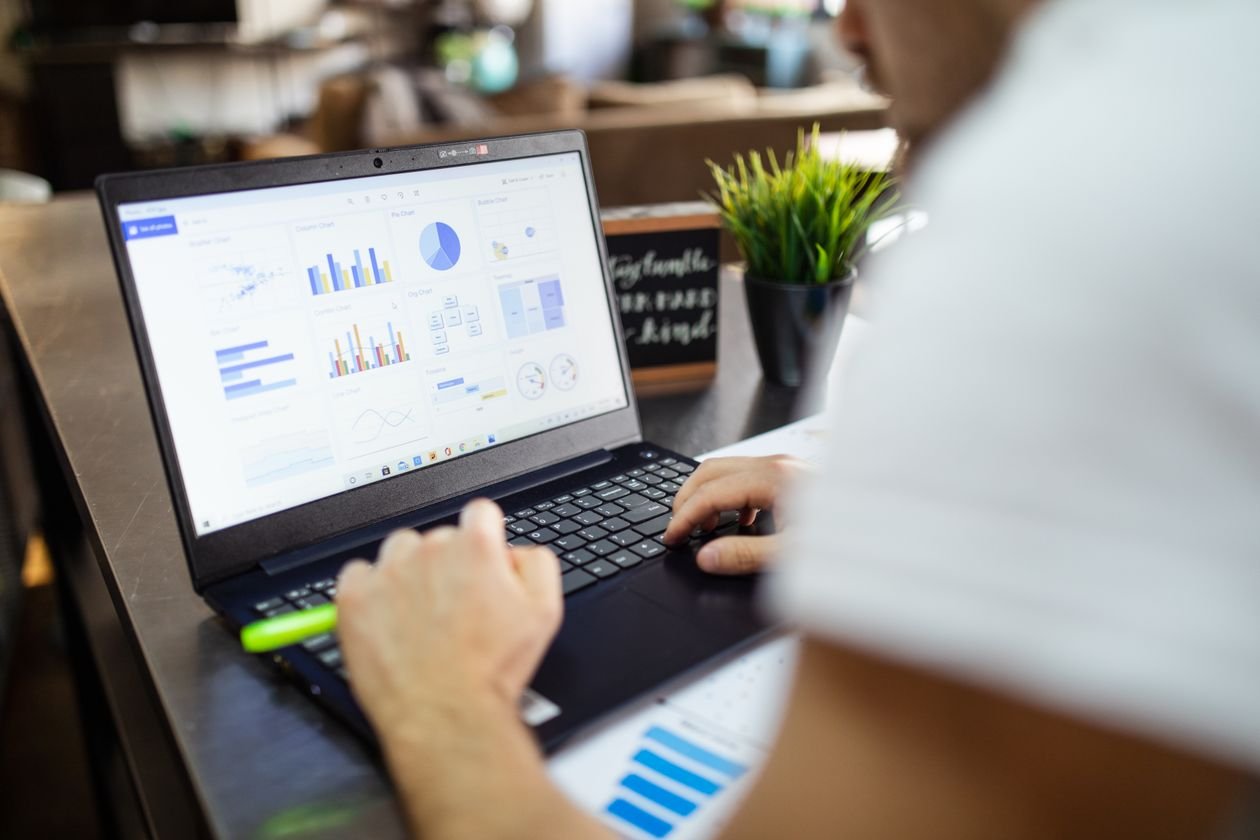 Laptop menampilkan data analitik berupa charts dan grafik