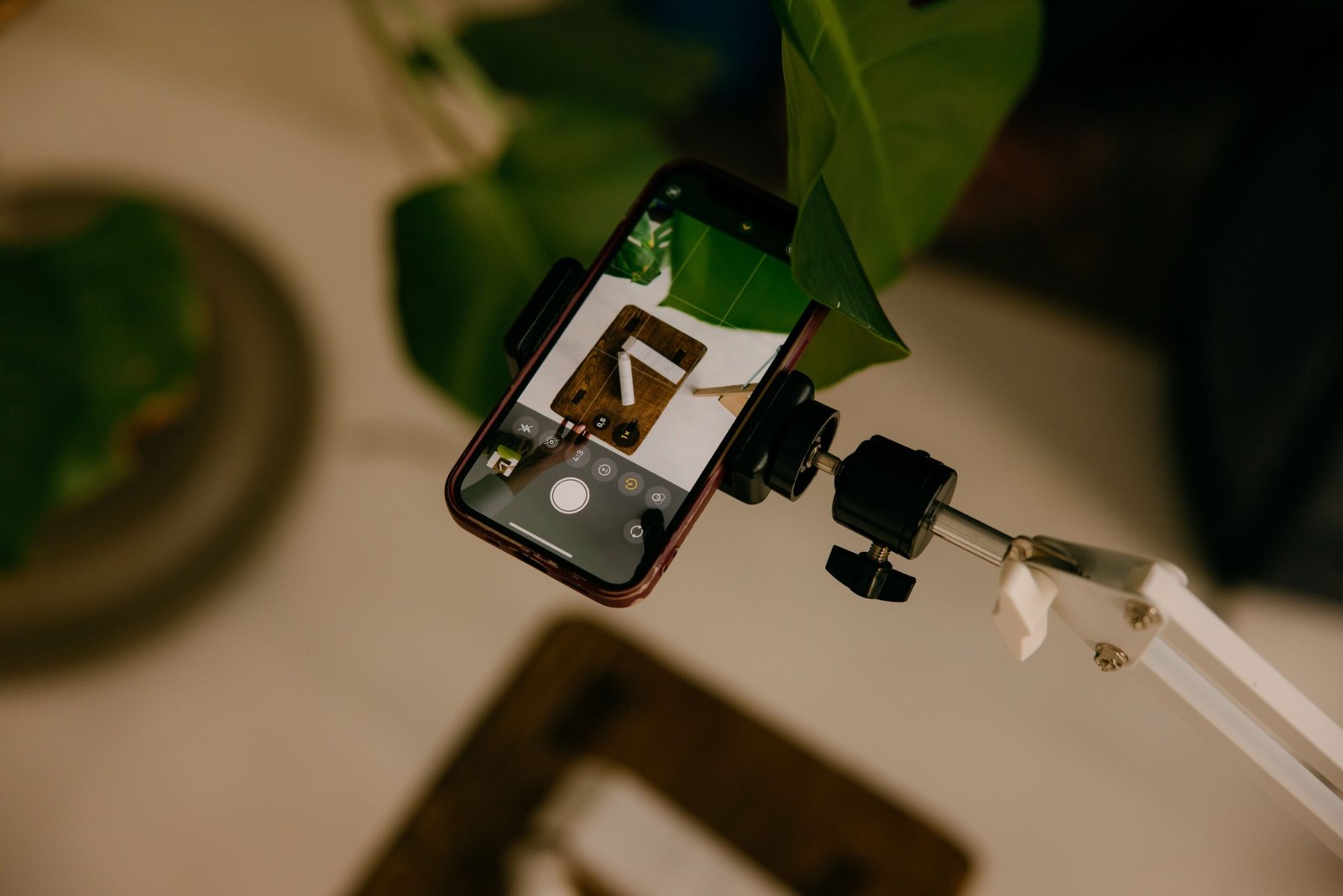 Pemilik usaha kecil memotret produk dengan ponsel untuk promosi di Instagram
