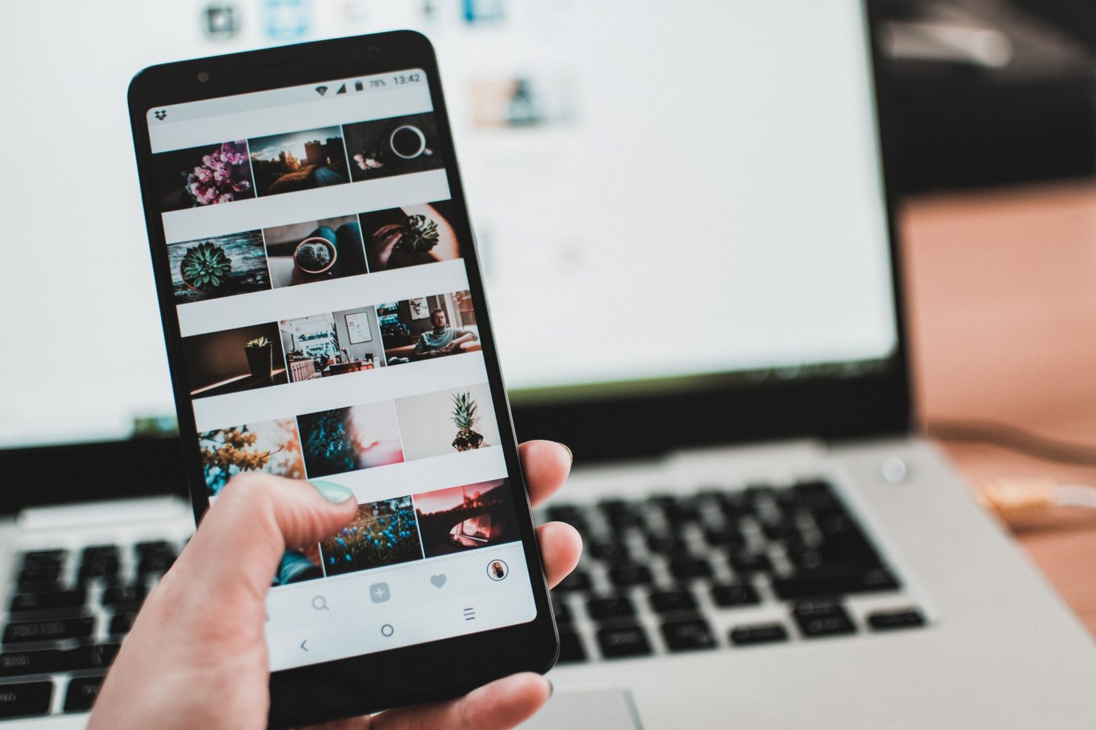 Ponsel menampilkan feed Instagram berisi foto produk
