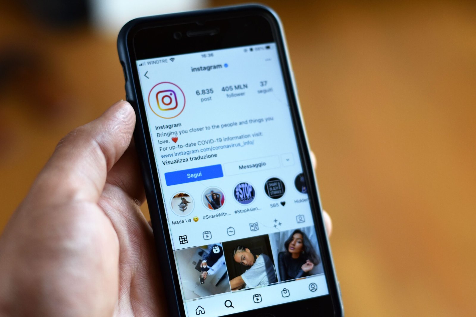 Tampilan dekat smartphone yang menampilkan layar profil Instagram
