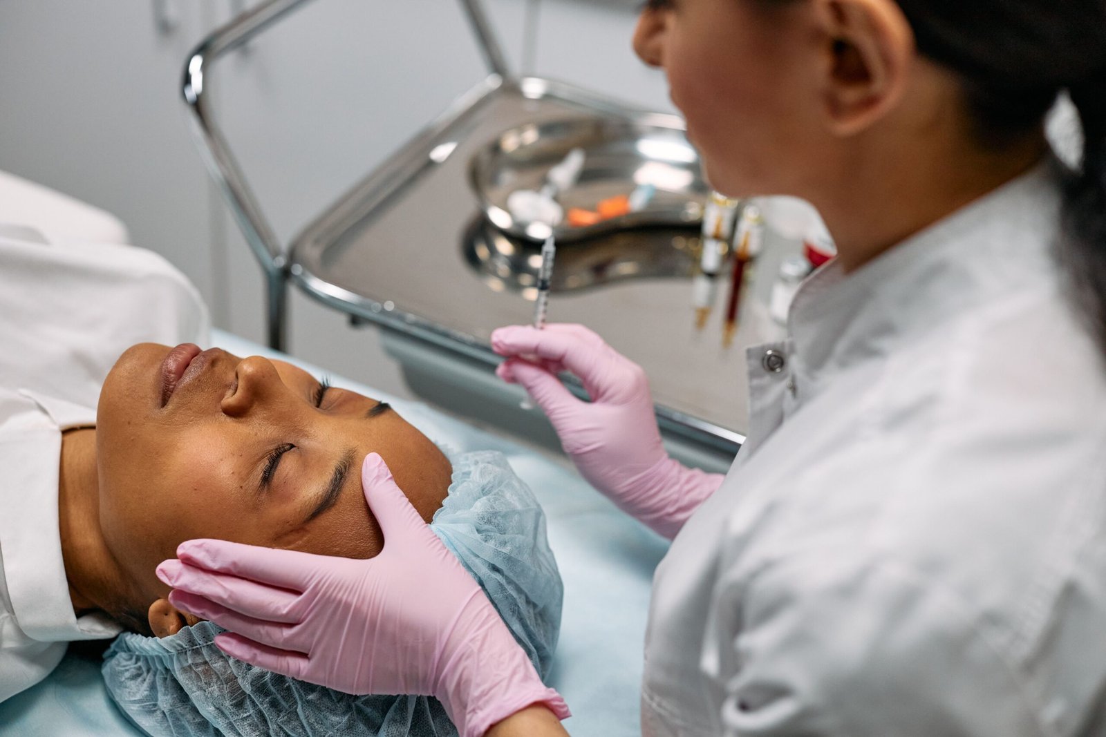 Seorang profesional memberikan perawatan kulit di dalam ruangan klinik kecantikan