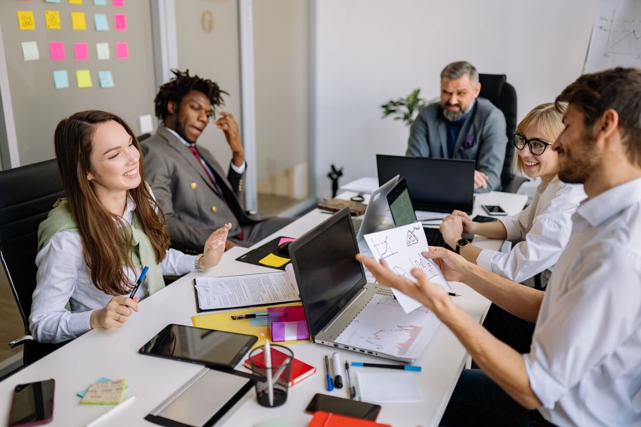 Pertemuan onboarding antara pemilik bisnis dan tim agency iklan digital