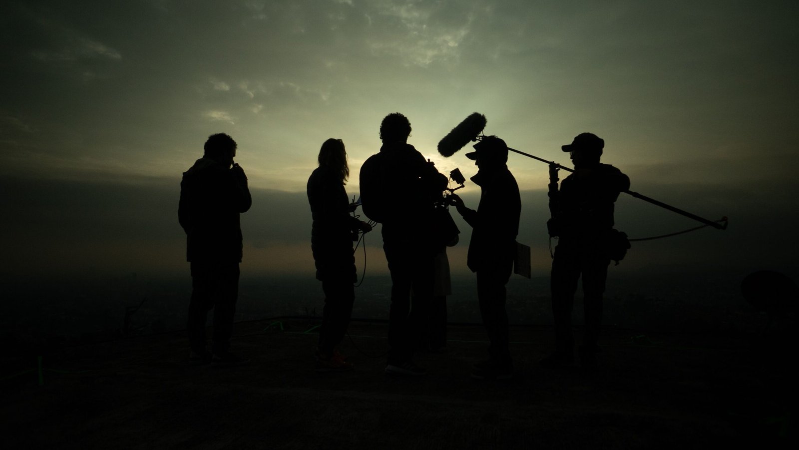 Kru kecil merekam video saat golden hour untuk materi iklan