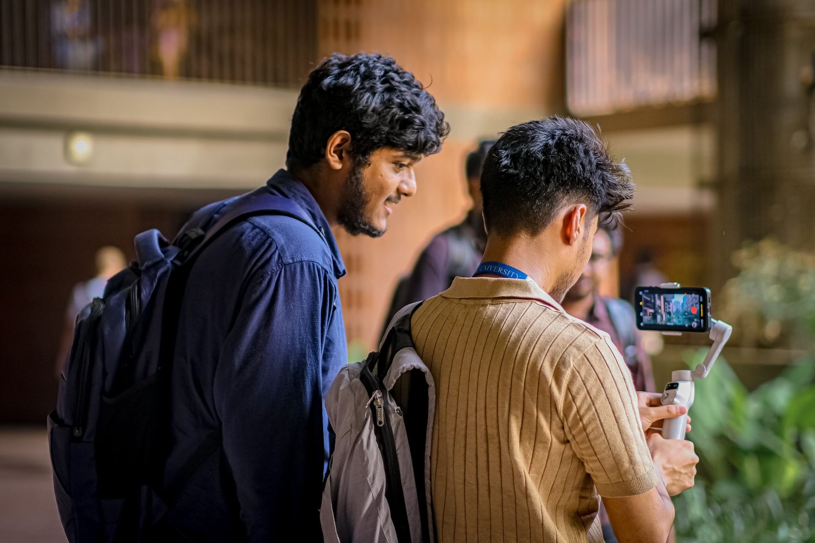 Videografer merekam video vertikal dengan ponsel di gimbal untuk iklan Reels