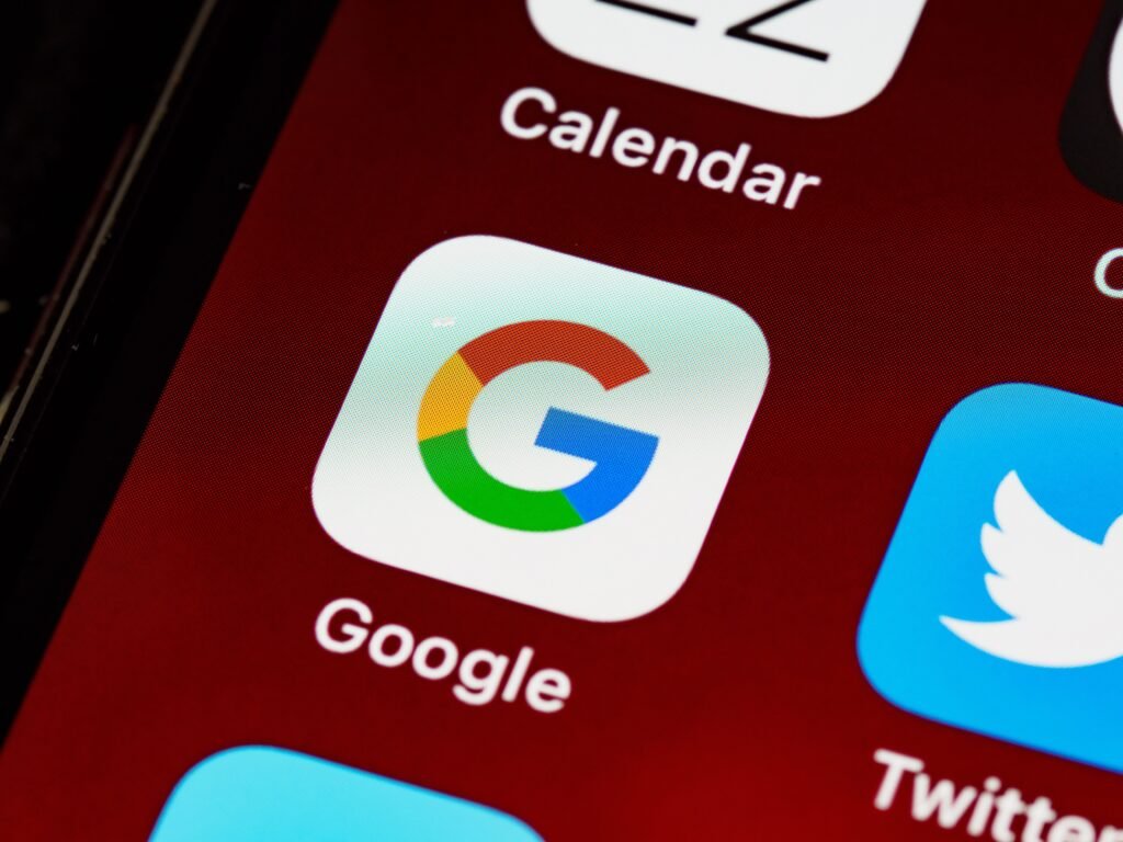 Zoom in logo google di layar handphone