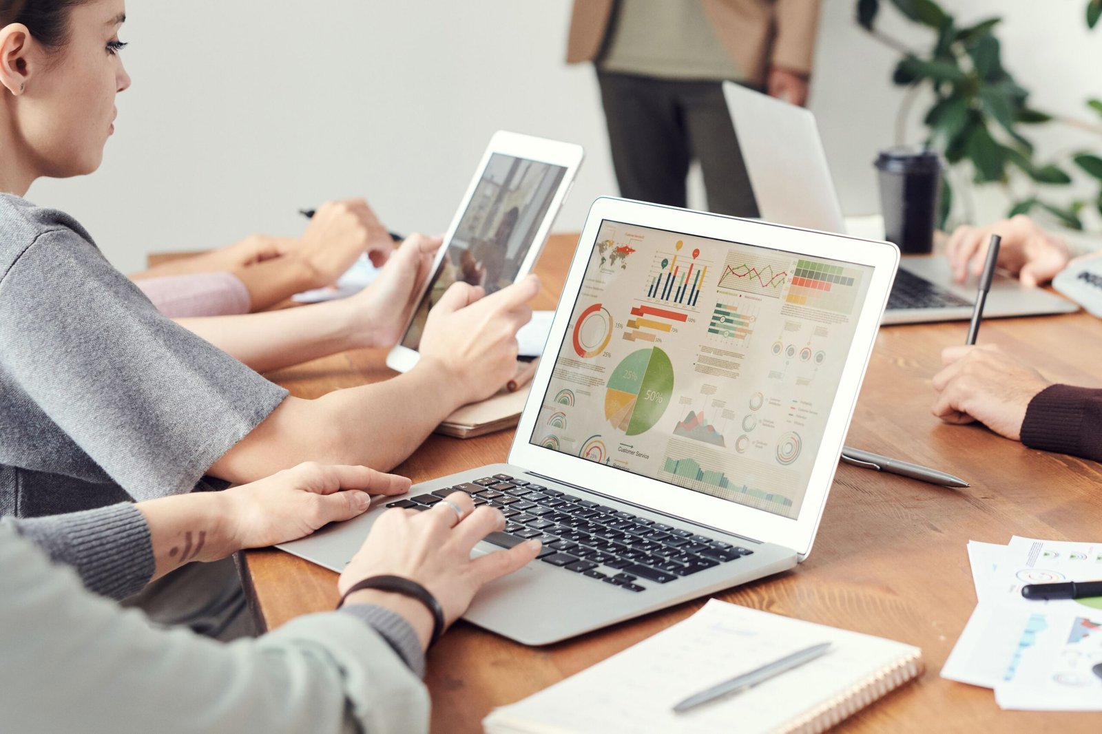 pexels fauxels 3183131 Tim menganalisis dashboard performa kampanye berisi grafik dan diagram di laptop saat rapat kerja