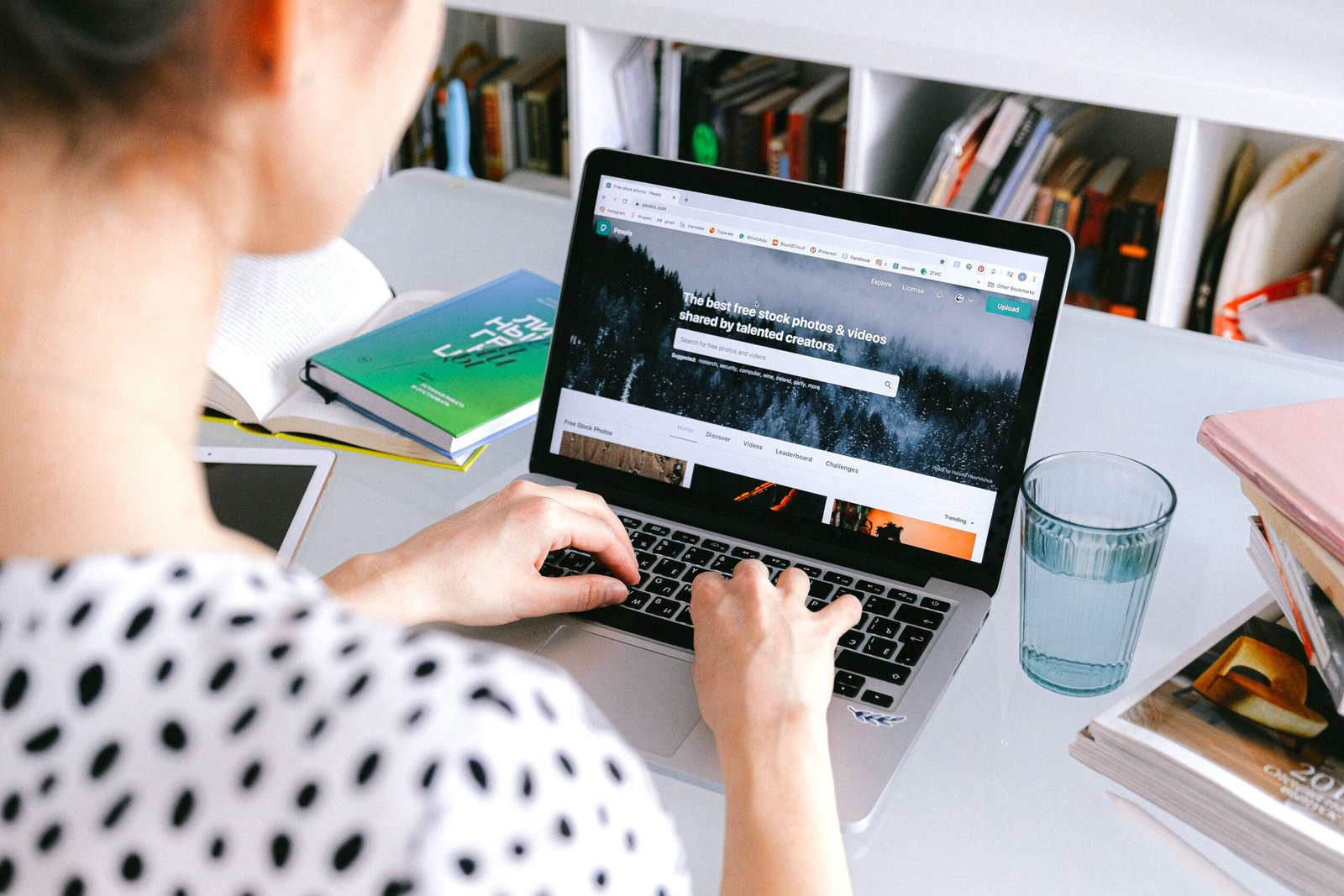 pexels shvetsa 3987012 Seseorang menggunakan laptop untuk mengatur kampanye Google Ads di rumah