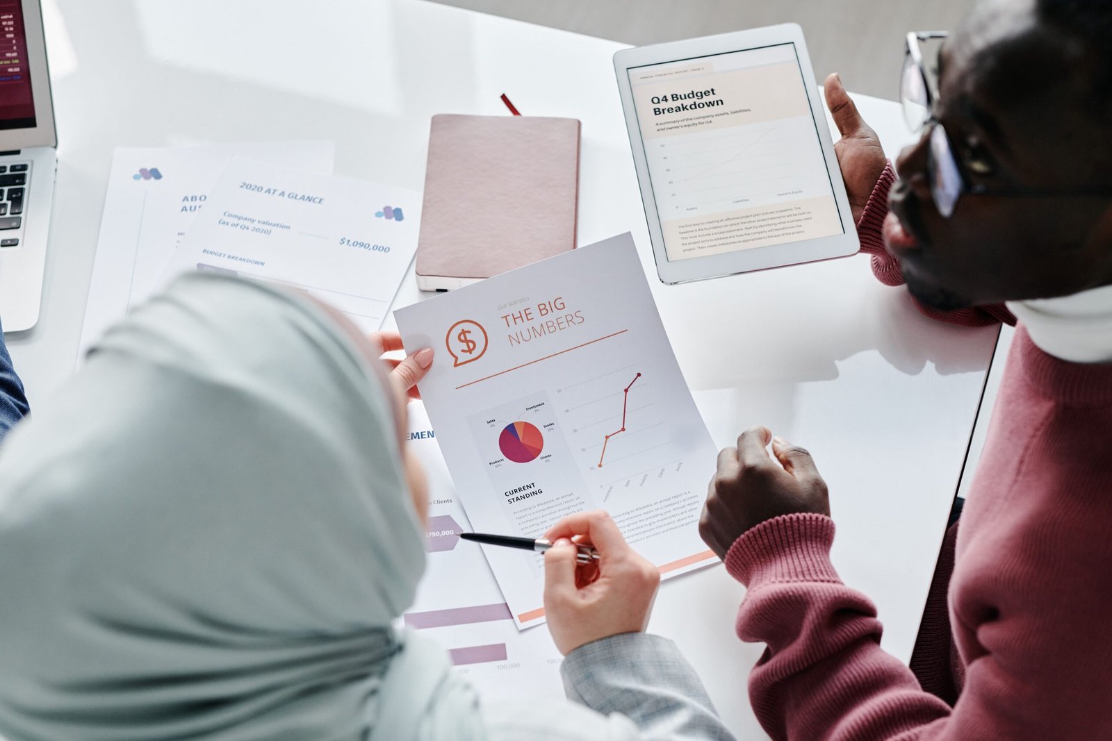 pexels tiger lily 7109240 Diskusi rincian budget kuartalan menggunakan laporan cetak dan tablet di meja kerja