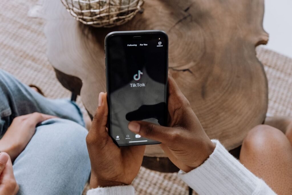 Ponsel menampilkan logo TikTok, platform iklan video pendek untuk bisnis di Bali